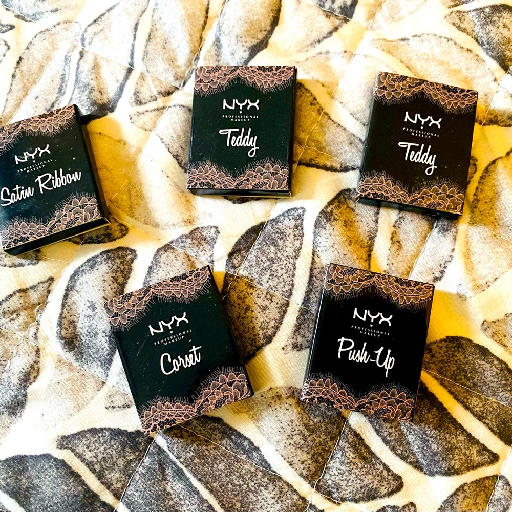 New unused NYX 5 piece eyeshadow set